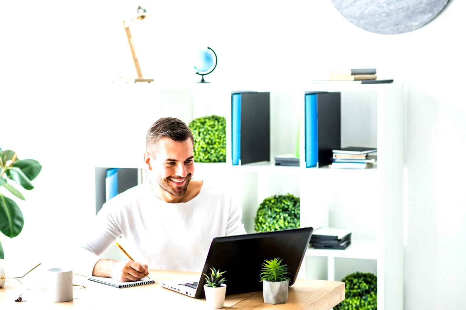 Espace de travail avec ordinateur et documents d'analyse marketing