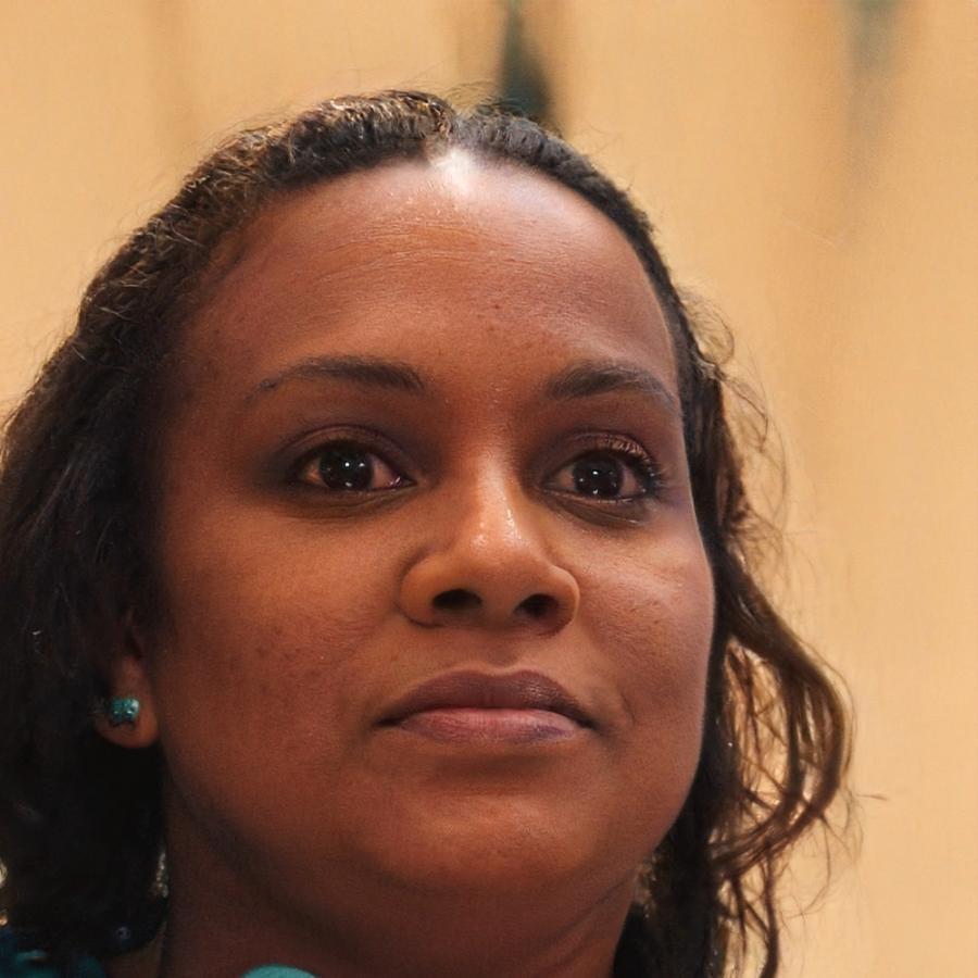 Portrait d'Inès Mercier, consultante en stratégie digitale